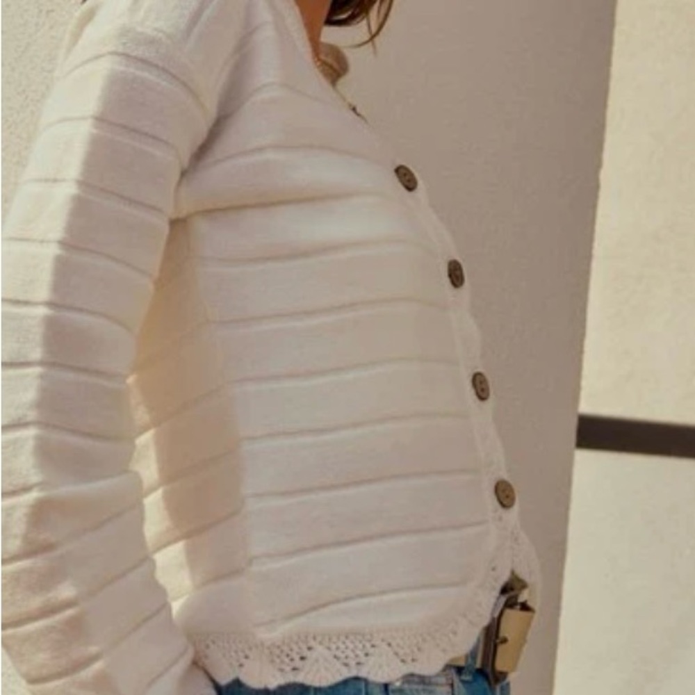 Chic Scalloped Cream Cardigan - Picture 2 of 3